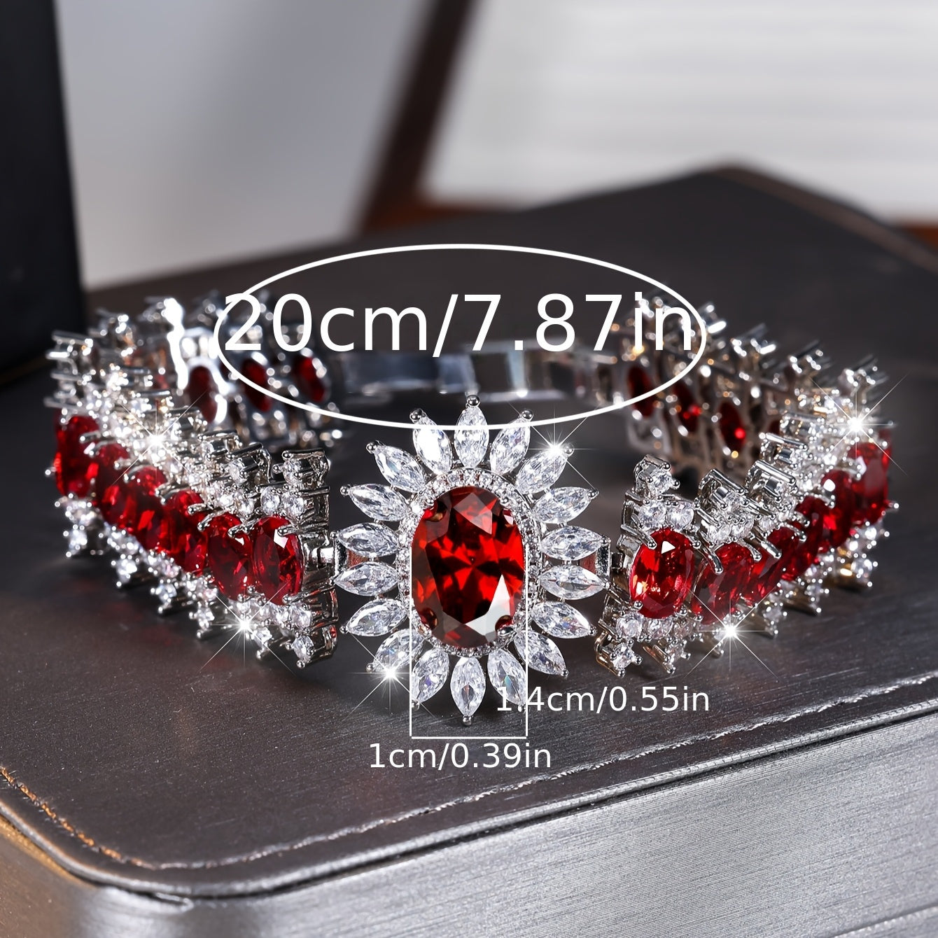 A Fine And Luxurious Red Synthetic Synthetic Zirconia Bracelet, A Fashionable And Versatile Ladies' Bracelet Suitable for Wearing At Parties And Banquets.