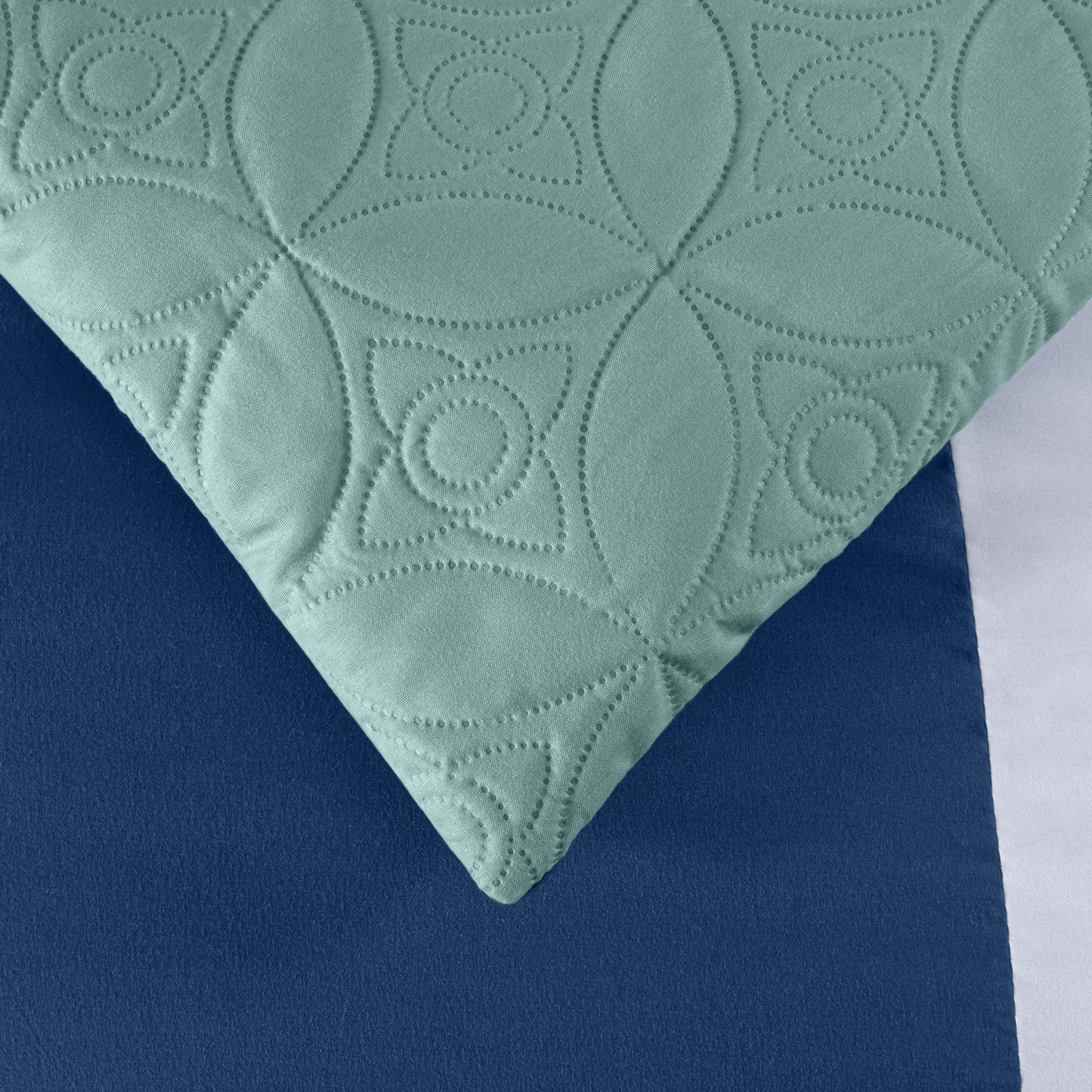 Bernard 7-Piece Patchwork Quilted Medallion Bed in a Bag Comforter Set with Sheets, California King/King/Queen/Full Size