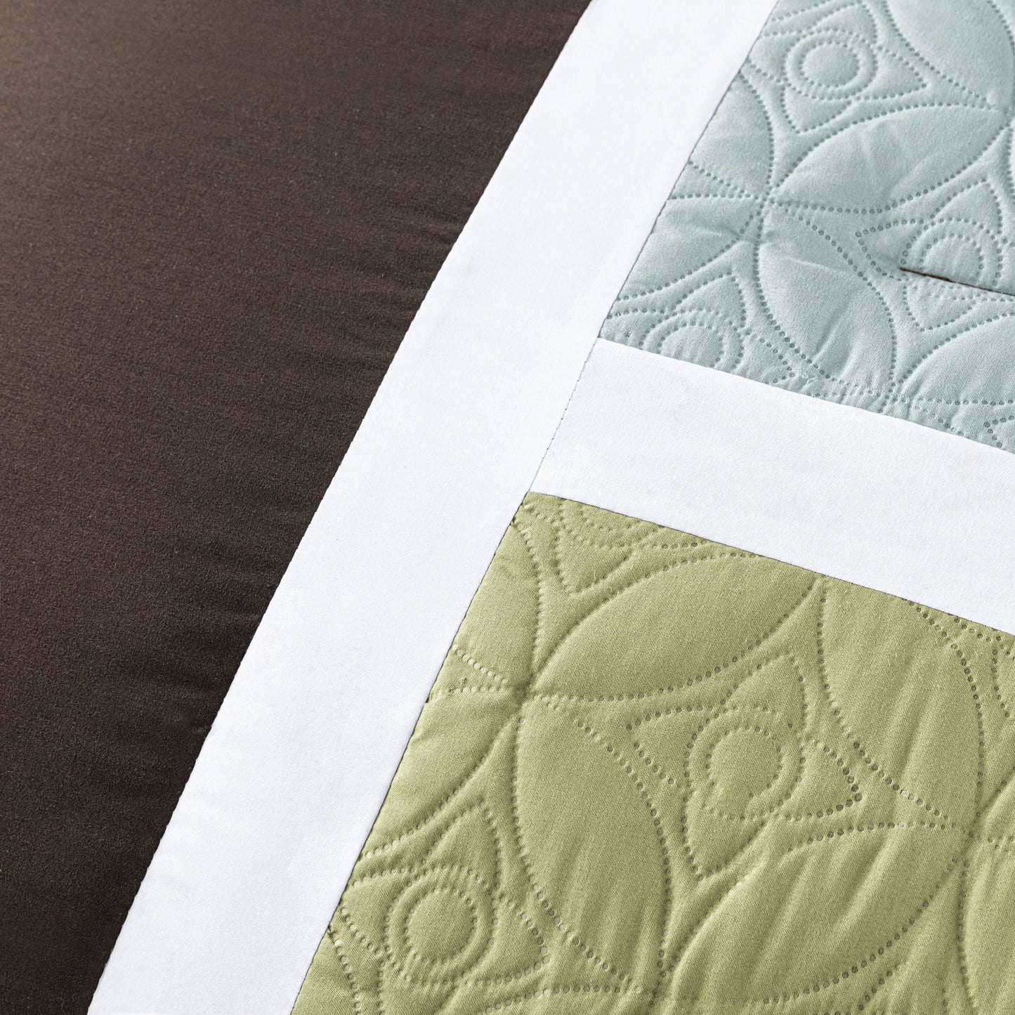 Bernard 7-Piece Patchwork Quilted Medallion Bed in a Bag Comforter Set with Sheets, California King/King/Queen/Full Size