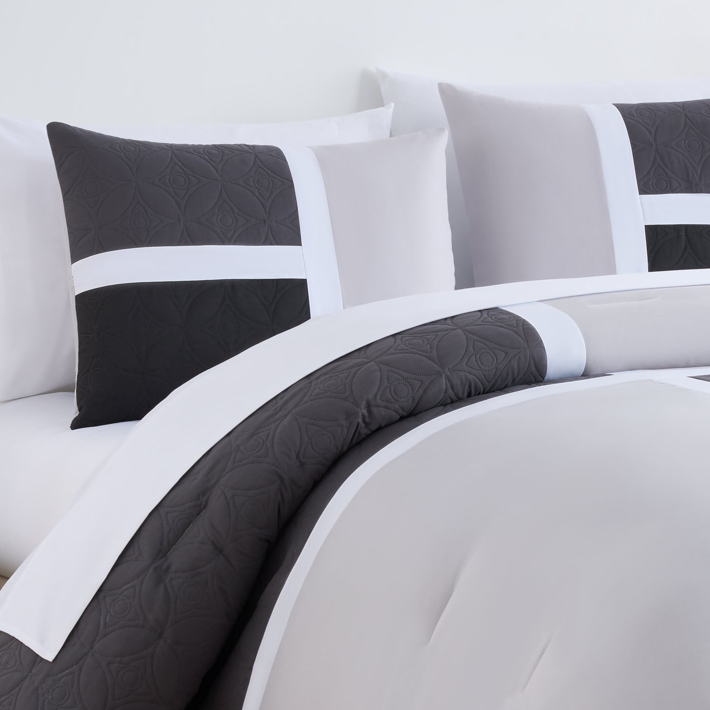 Bernard 7-Piece Patchwork Quilted Medallion Bed in a Bag Comforter Set with Sheets, California King/King/Queen/Full Size