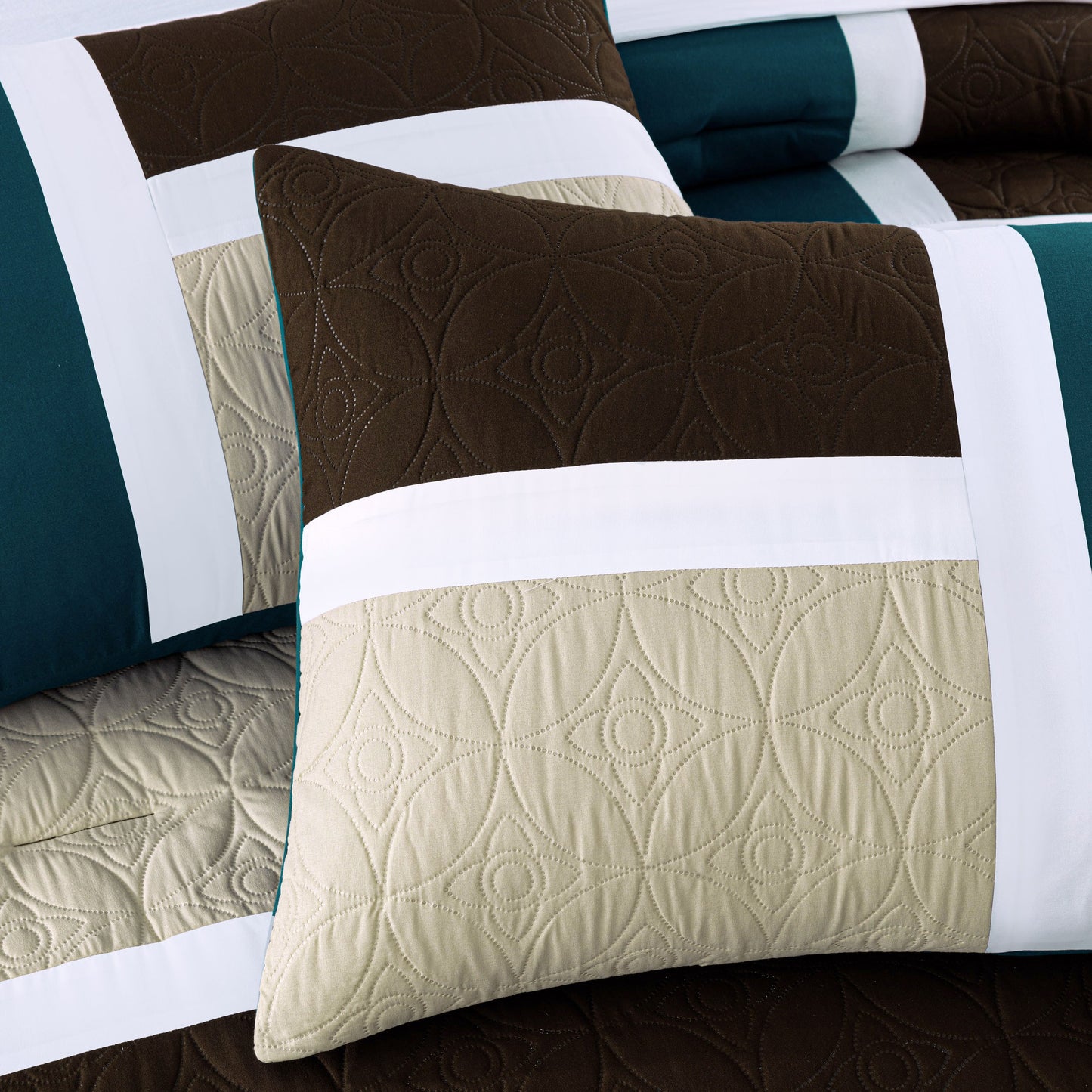 Bernard 7-Piece Patchwork Quilted Medallion Bed in a Bag Comforter Set with Sheets, California King/King/Queen/Full Size