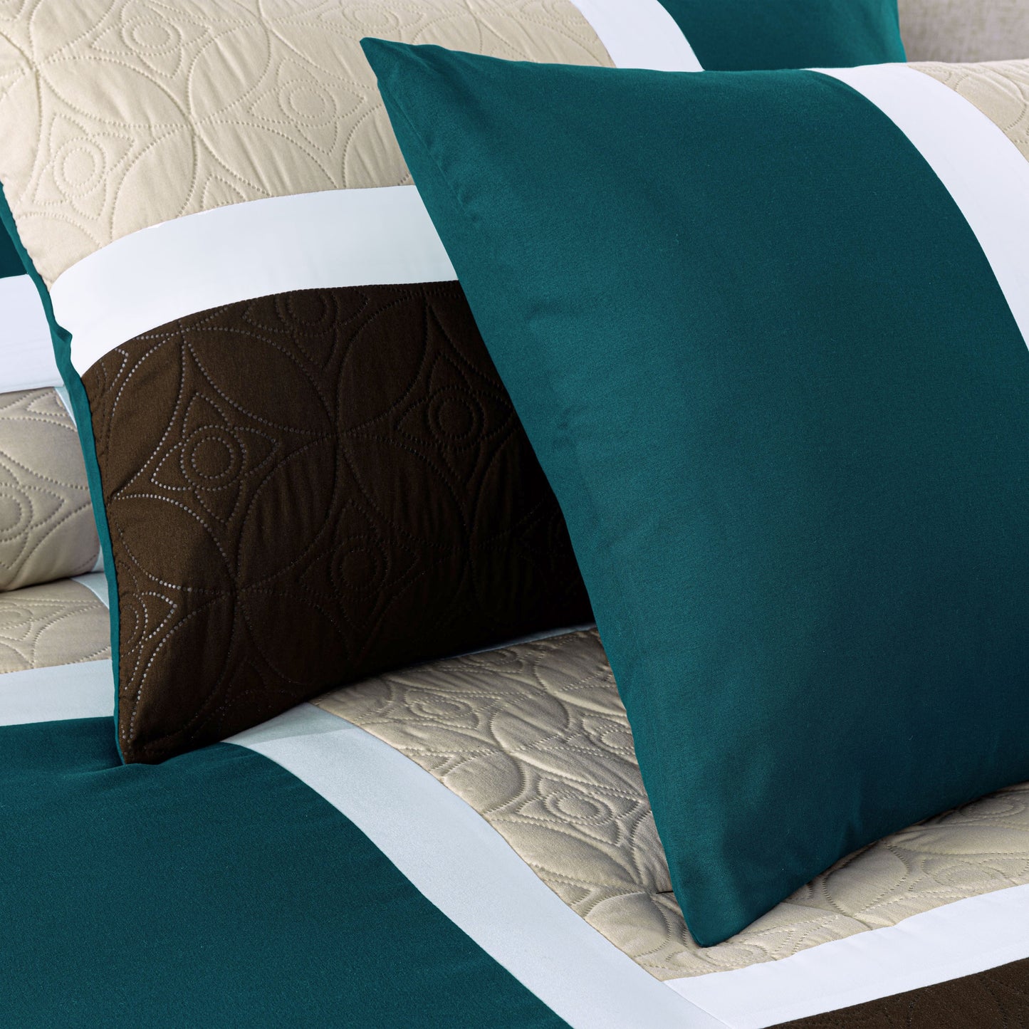 Bernard 7-Piece Patchwork Quilted Medallion Bed in a Bag Comforter Set with Sheets, California King/King/Queen/Full Size