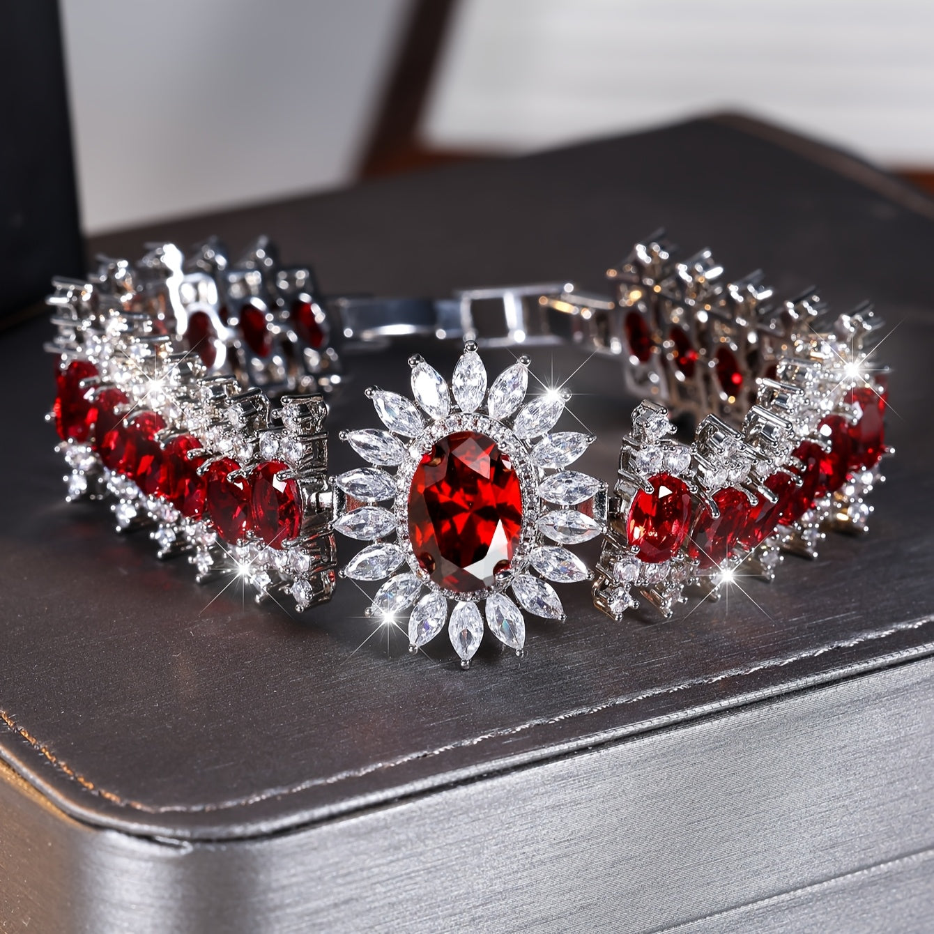 A Fine And Luxurious Red Synthetic Synthetic Zirconia Bracelet, A Fashionable And Versatile Ladies' Bracelet Suitable for Wearing At Parties And Banquets.