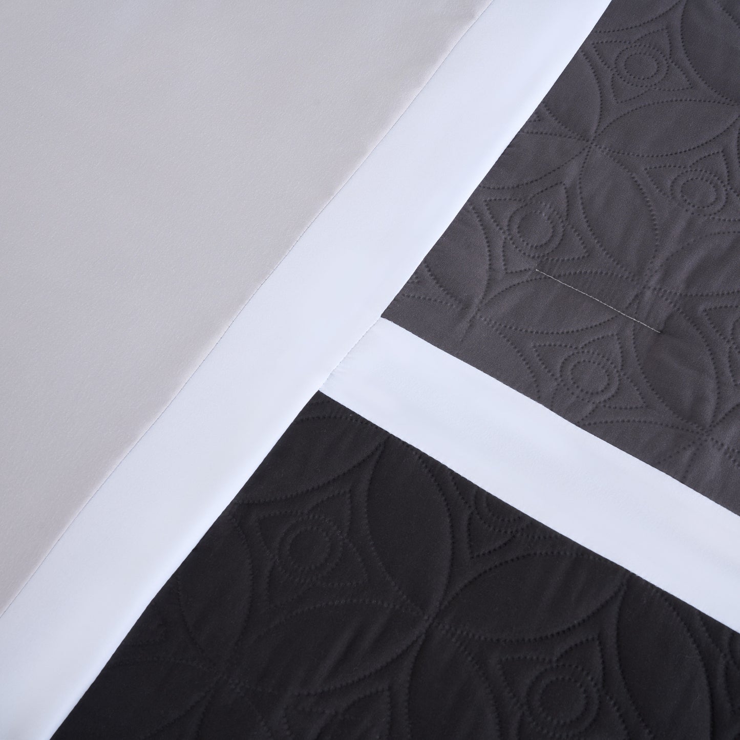 Bernard 7-Piece Patchwork Quilted Medallion Bed in a Bag Comforter Set with Sheets, California King/King/Queen/Full Size