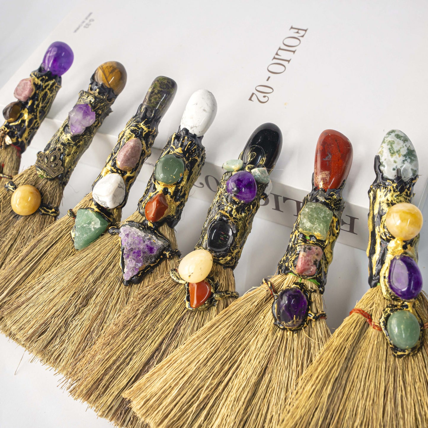 1pc Natural Crystal Rolling Stone Decorated Mini Broom, Home Decoration, Gift For Family And Friends