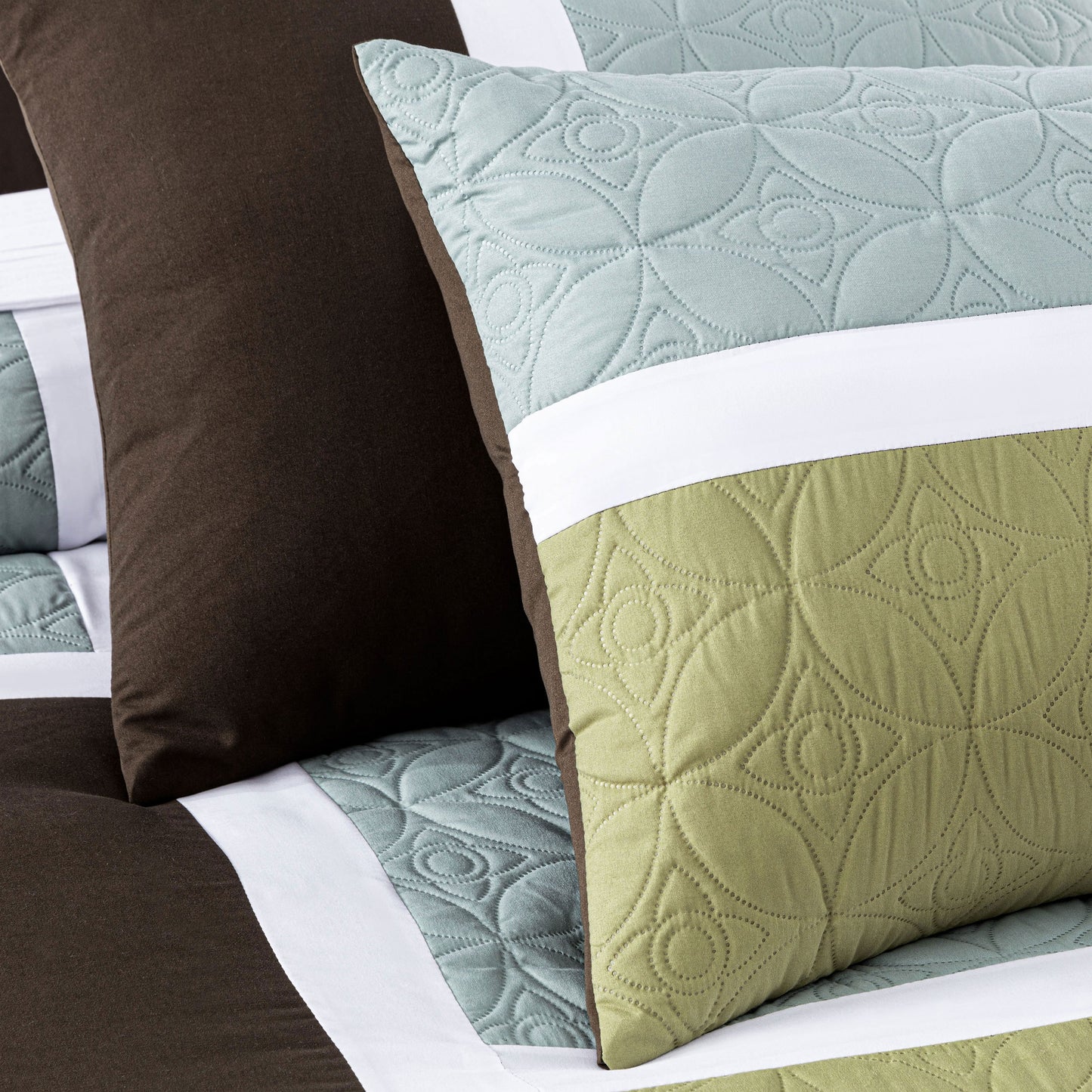 Bernard 7-Piece Patchwork Quilted Medallion Bed in a Bag Comforter Set with Sheets, California King/King/Queen/Full Size