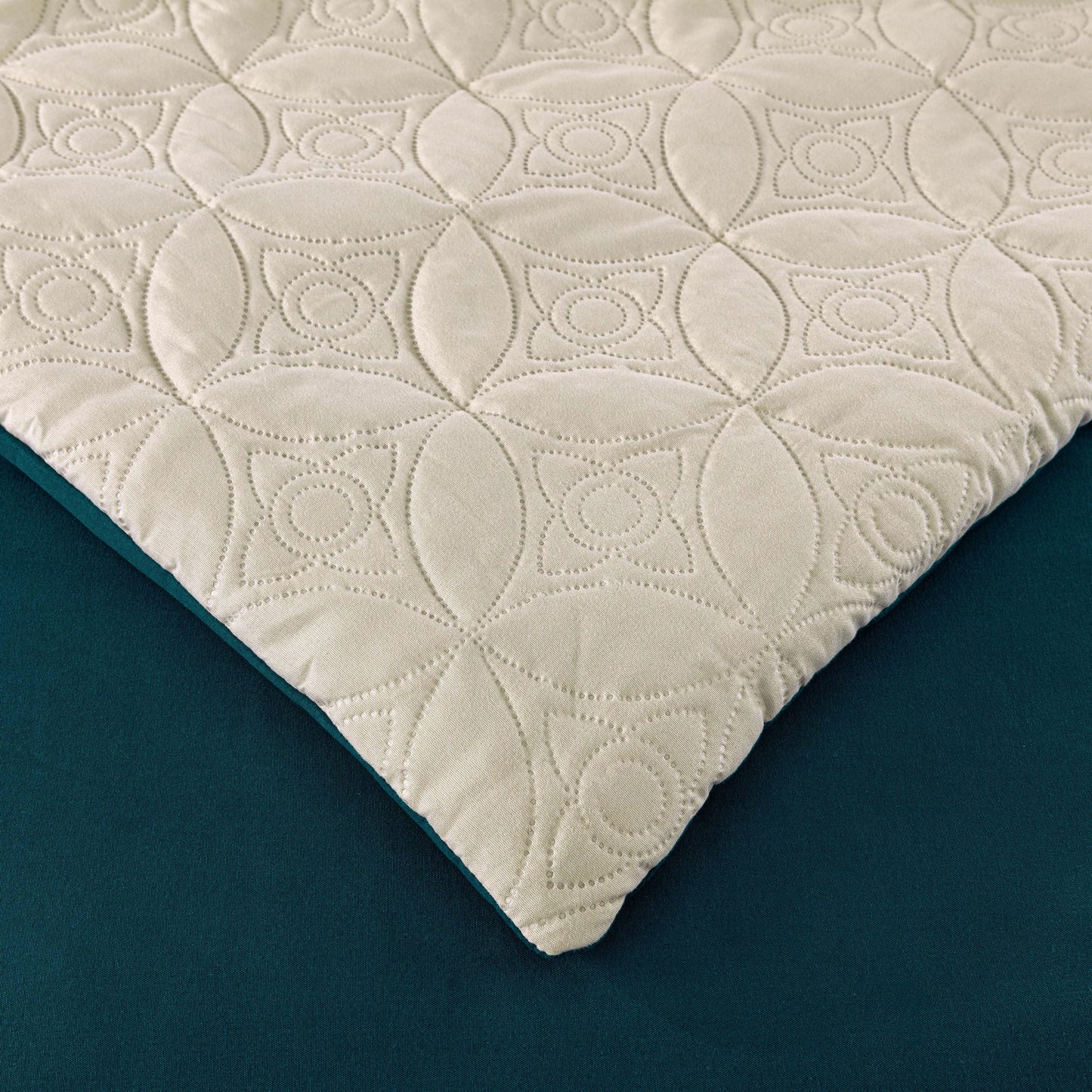 Bernard 7-Piece Patchwork Quilted Medallion Bed in a Bag Comforter Set with Sheets, California King/King/Queen/Full Size