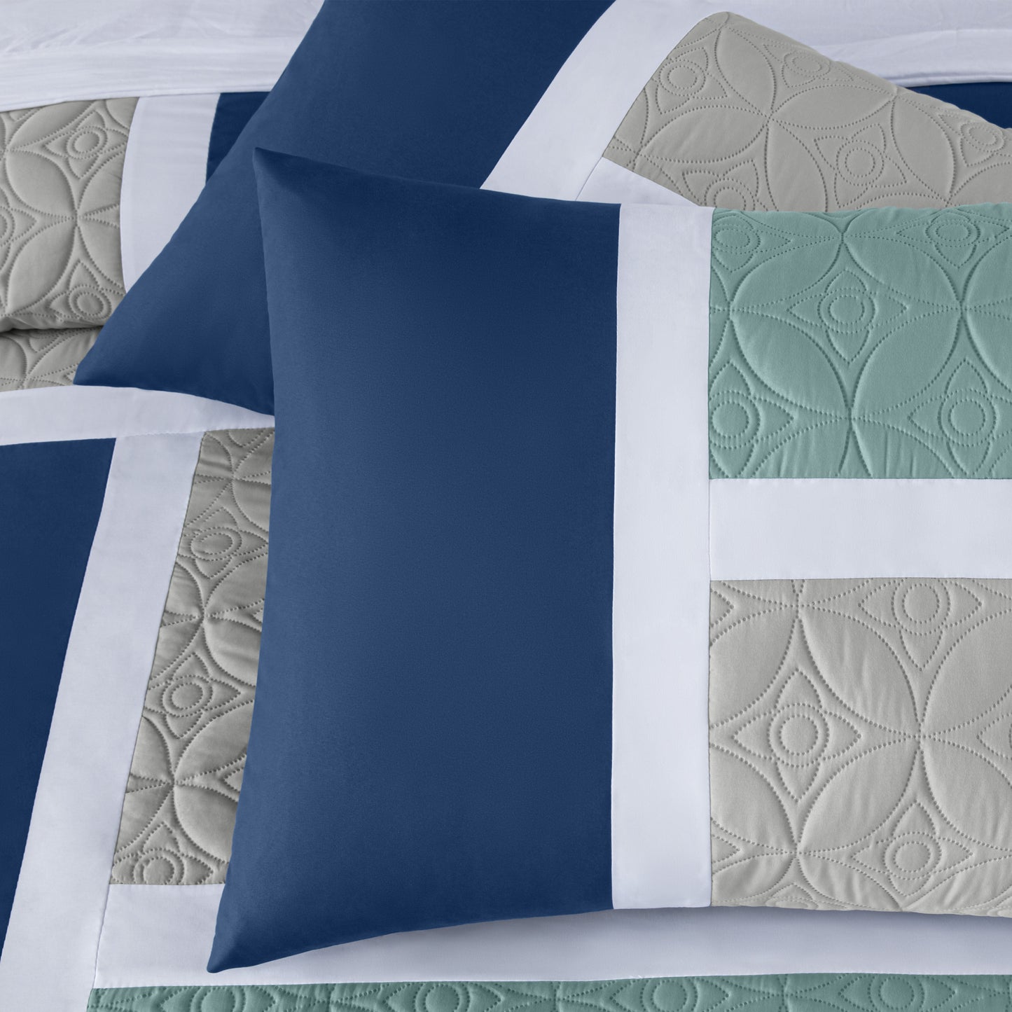 Bernard 7-Piece Patchwork Quilted Medallion Bed in a Bag Comforter Set with Sheets, California King/King/Queen/Full Size